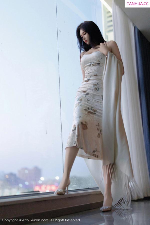 小娜比  [XiuRen]高清写真图 2025.02.18 No.9899 娜比 丝袜美腿第35张图片